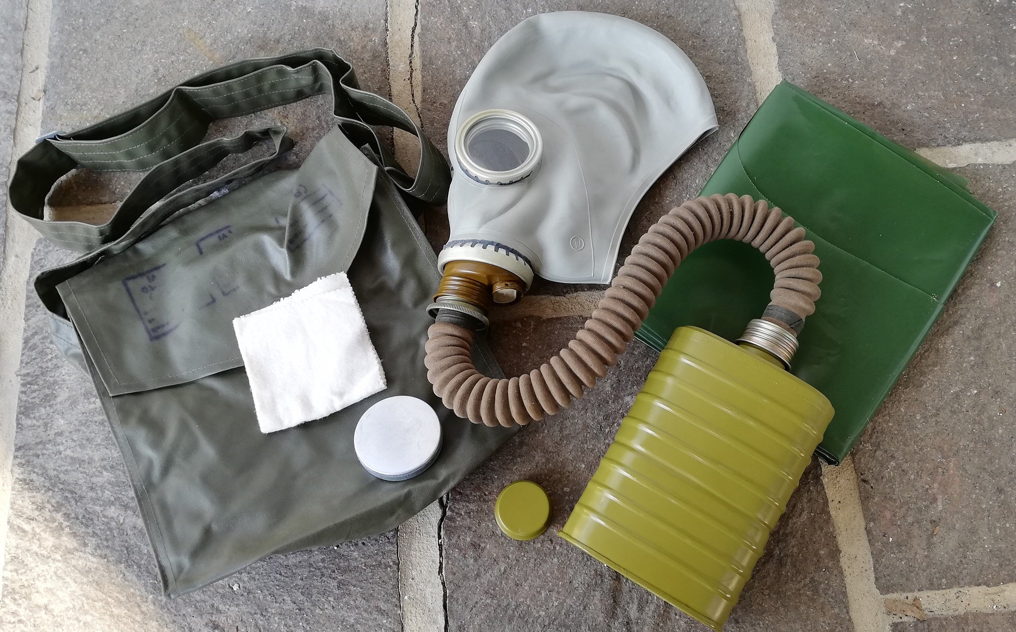 orig. Armee Schutzmaske ABC mit Schlauch, Filter, Ersatzgläser, Schutzumhang und Tasche neuwertig