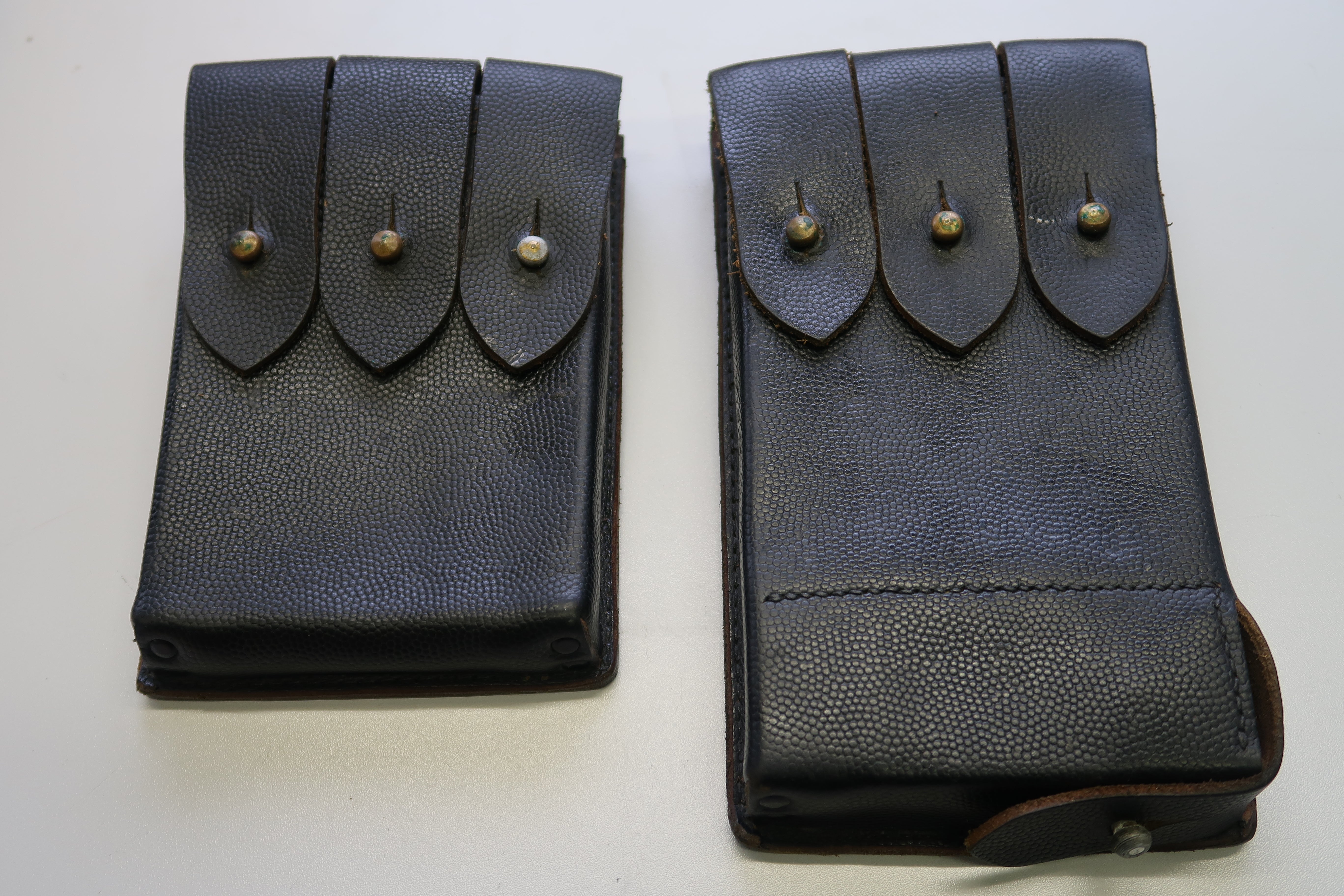 Magazintaschen Leder für 6 Magazine und 1 Patroneneinführer (ohne Inhalt) links und rechts