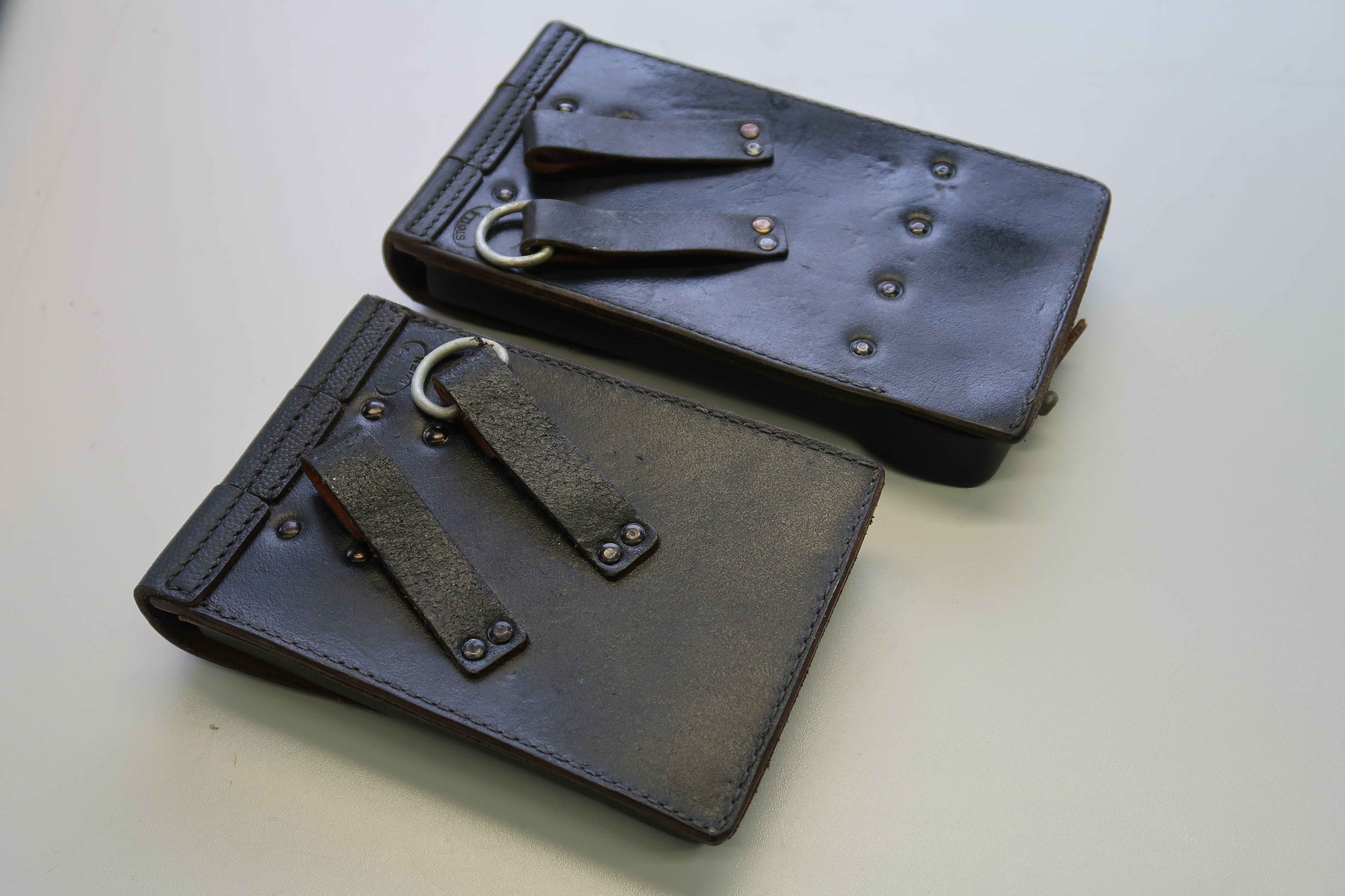 Magazintaschen Leder für 6 Magazine und 1 Patroneneinführer (ohne Inhalt) links und rechts