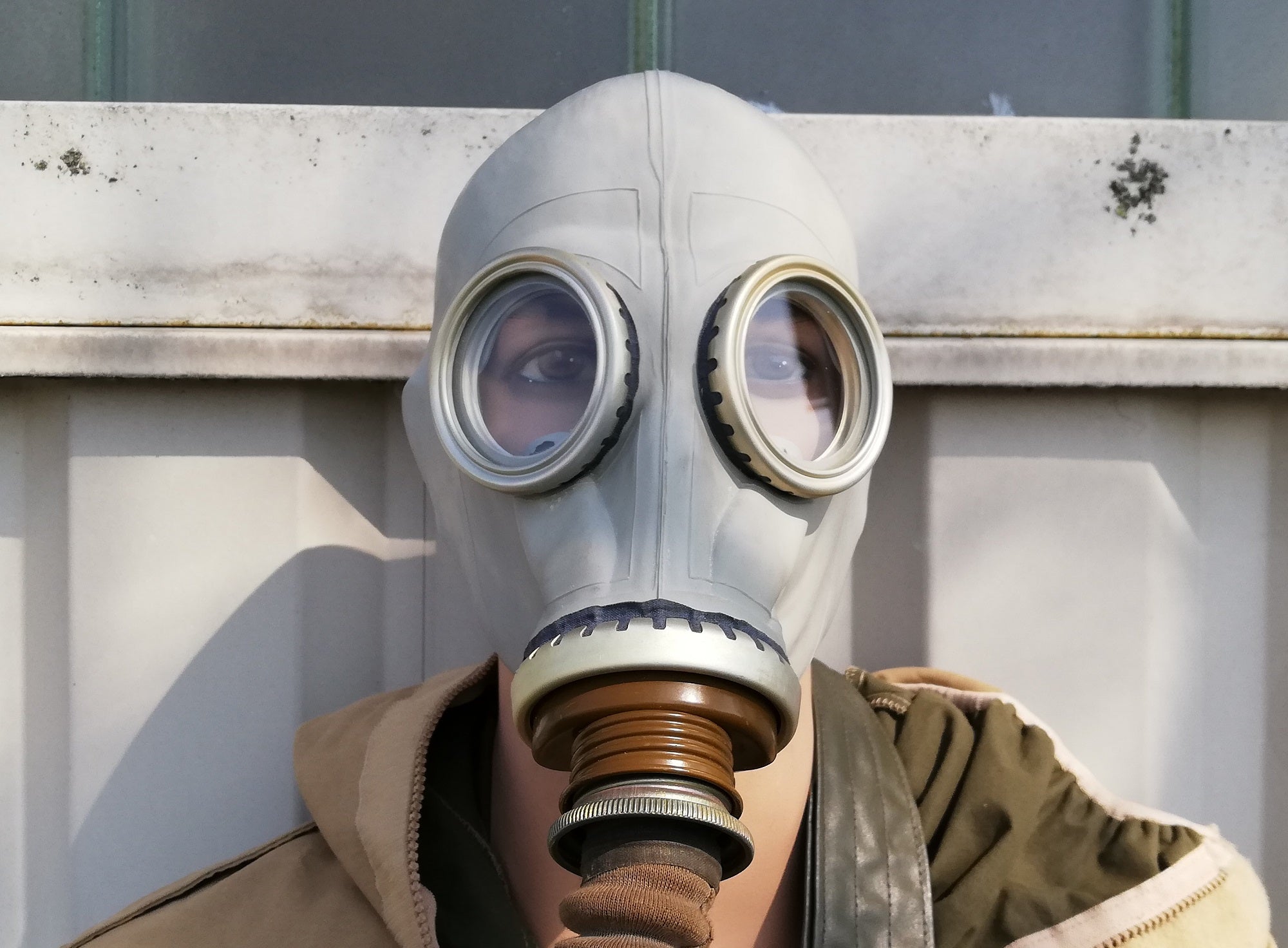 orig. Armee Schutzmaske ABC mit Schlauch, Filter, Ersatzgläser, Schutzumhang und Tasche neuwertig
