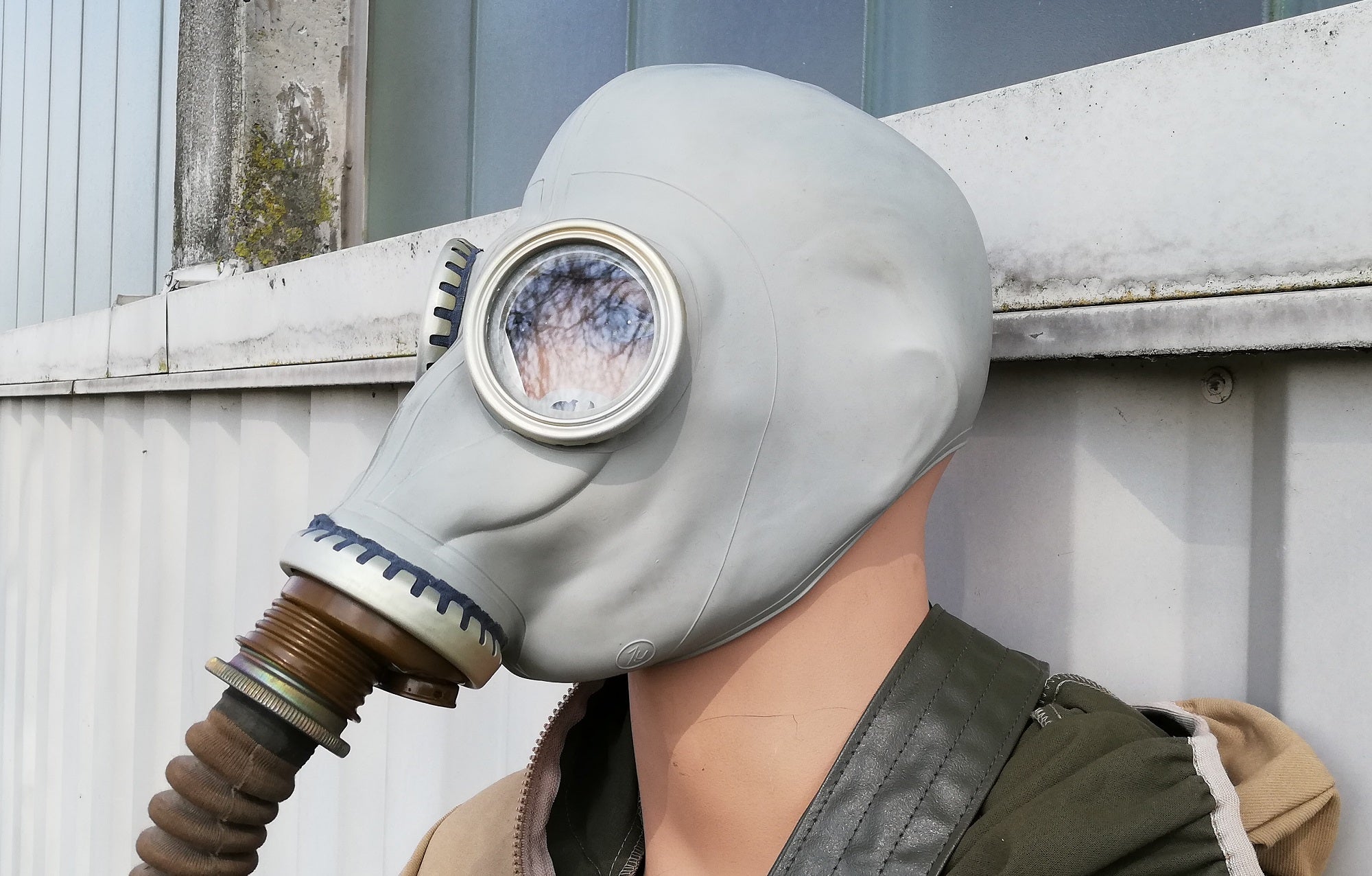 orig. Armee Schutzmaske ABC mit Schlauch, Filter, Ersatzgläser, Schutzumhang und Tasche neuwertig